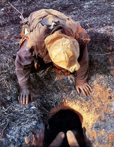 世界上最危险的职业,非洲猎蟒人,其危险程度远超印度电工
