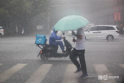 济南 上午还晴空万里下午突降大雨 不到10分钟路面积水没过脚面