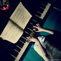 女生弹钢琴的头像 急求.