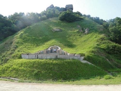 古代帝王会在登基之后亲自监督修建陵墓,是希望死后也可以延续生前的繁华