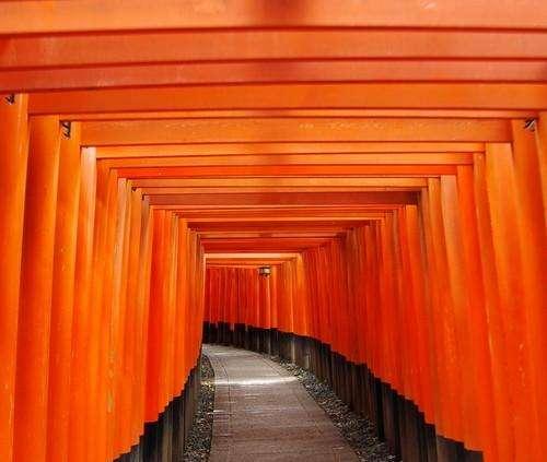 YOYO说 在日本, 为什么神社和寺庙的雕像上要挂着红布