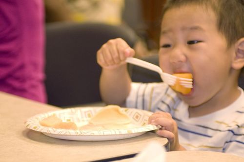 6月龄到1周岁的娃,饮食该以啥为主 不同年龄段的侧重点也不同