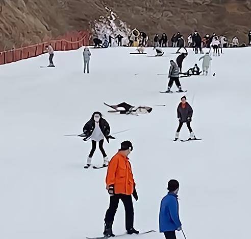 山东女孩滑雪下坡刹不住车,看见旁人发出尖叫,男子的反应真实