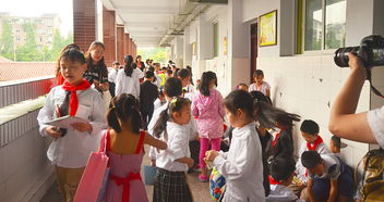 南充市西山外国语实验学校开展庆 六 一 跳蚤市场活动 