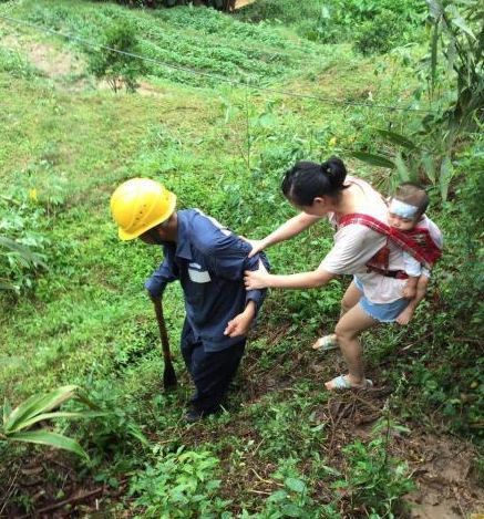 父母车祸双亡留下2岁儿子,交警欲助养至大学 