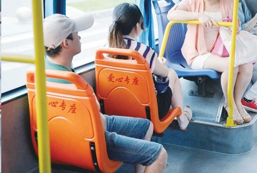 原创孕妇公交车上被要求让座，乘客起哄，这个东西掉出来打了众人的脸