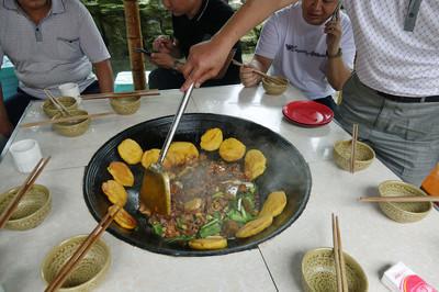 土灶烧火做饭污染环境,网友回怂不懂农村就当专家,你怎么看