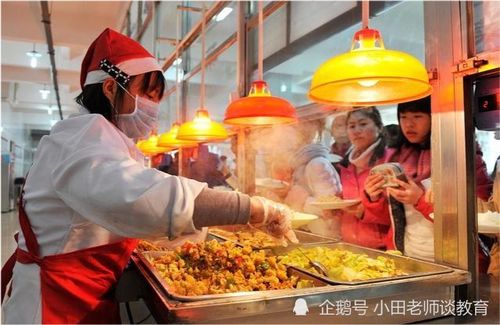 四川一大学烹饪班接管食堂,学生打菜手不抖 够不够 再来一勺