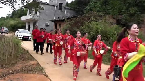 湖南农村小伙用传统婚俗去迎亲,大红花轿好喜庆,吸引很多人围观 