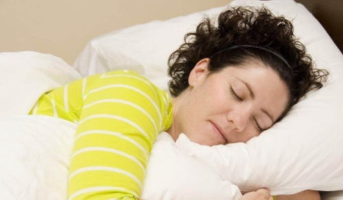 多数女性睡觉时,喜欢夹着被子,知道原因后涨知识了