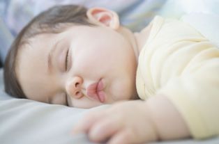 宝宝睡觉头出汗，七个多月的婴儿睡着时头部汗多是怎么回事