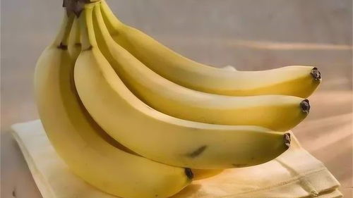 别再把香蕉放冰箱里了,一个简单方法,放15天依旧新鲜不变色 