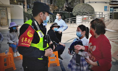 小女孩做核酸时不慎走失,上海民警帮她找回 粗心奶奶