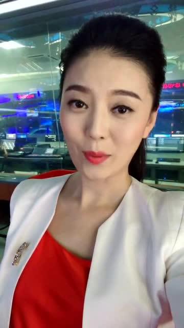 当美女主持关了美颜和滤镜后,惊艳到我 