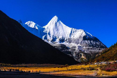  稻城亚丁旅游值得去的景点？