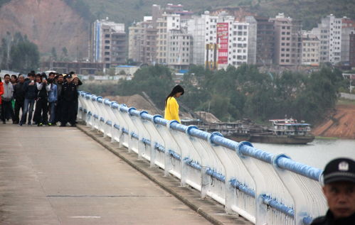 广西一女子跳桥失踪 民众围观拍照 