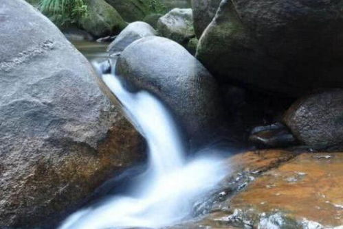 巴西最神奇的石头,将人吃进去又吐出来,无数游客争相跳入