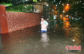 广州再遭雷暴雨袭击市区又现 水浸街 