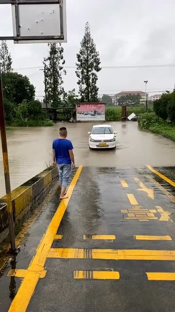 风雨无阻,刚下完暴雨就到驾校来练车,没想到发生这事 