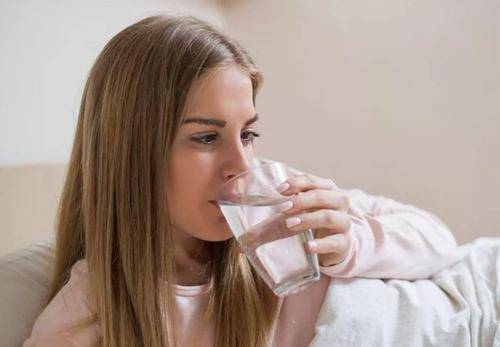 晨起后先喝水是在 喝细菌 听医生怎么说,多数人可能想错了