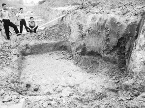 一工地挖出古代墓穴 发现陶器和古钱币 