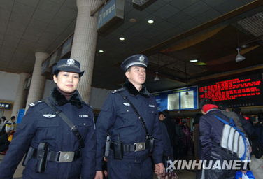 1月5日,两名重庆铁路公安处的民警携带全套新式单警装备在重庆火车站售票大厅巡逻。新华社记者 