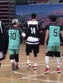 组图 62岁赵本山戴发带上场打篮球 运球传球全场跑动身手敏捷 