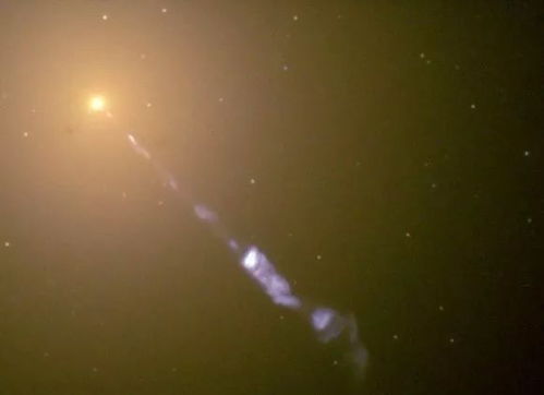 是光速6.3倍 首张黑洞照上黑洞疯狂喷射物质,延伸5000光年