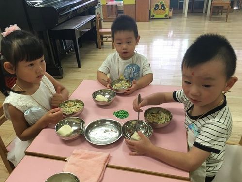 幼儿园吃饭慢要去厕所吃(孩子在幼儿园吃饭慢被要求去厕所吃)