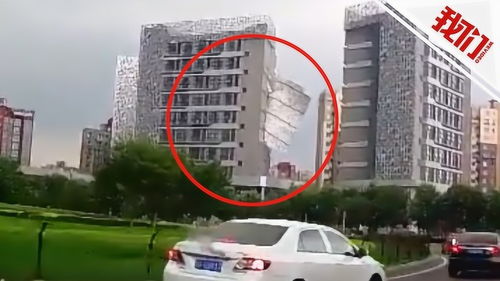 北京一高层外墙保温层整块坠落 3人被砸伤其中1人仍在昏迷 