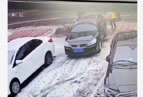 辽宁男子雪地停车,拉了手刹也溜车,车主直呼太冤枉