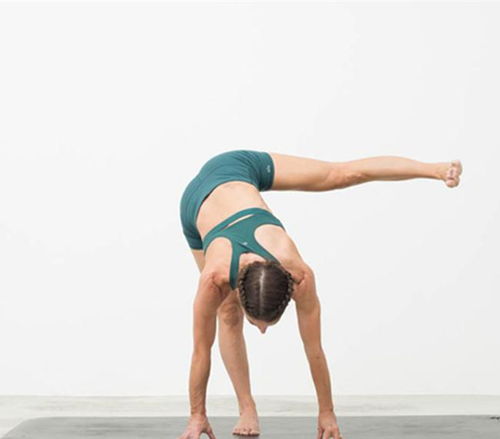 2个简单的瑜伽入门动作,坚持练习,修正腿型缓解背部紧张感