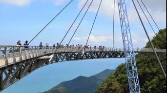 什么操作 这座悬在七百米高空的步行桥,就靠一根支柱 吊 着