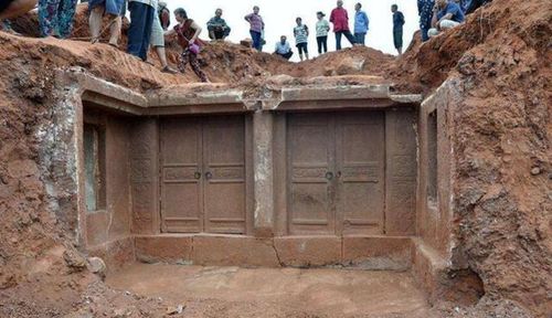 乱葬岗挖出一处合葬墓,墓中有4女1男,出土一价值6亿的宝物