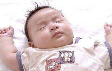 为什么新生儿睡觉总举着双手 投降式睡姿 有学问,家长需明白