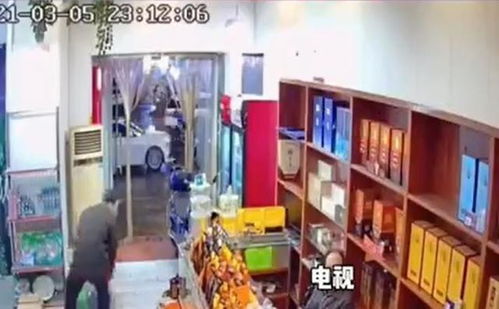 巴中一店主坐在店内,还被人盗走了东西,原因令人哭笑不得 