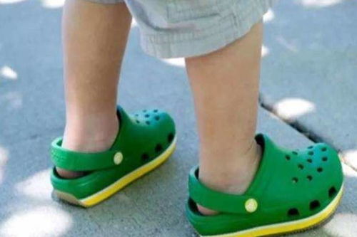 这四类鞋子别给孩子穿了,对孩子脚部发育不利,很多家长都买过