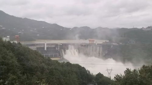 老家下大雨拦河坝水利发电站又在泄洪了,不泄洪水坝被淹,泄洪倒霉的就是城市海拔偏低地区 