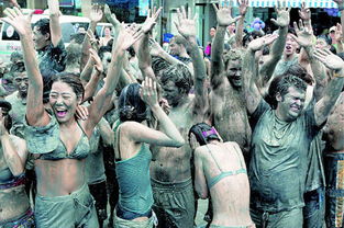 韩国最大海泥节开幕 游客浑身涂满泥巴 