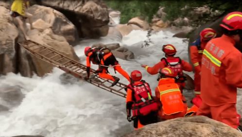 危险 强降雨致26名驴友被困山林,消防翻山涉水打通生命通道