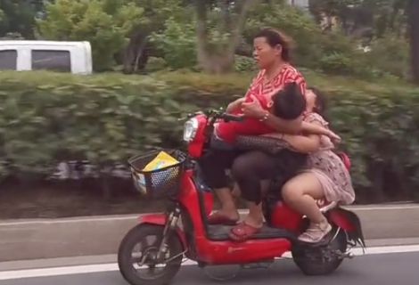 女子骑电动车带两个孩子,看着心酸又担心