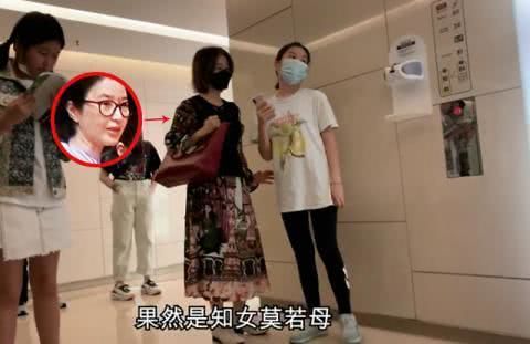 55岁关咏荷和女儿张童出门扫货,张童表情时有不悦,妈妈主动求和