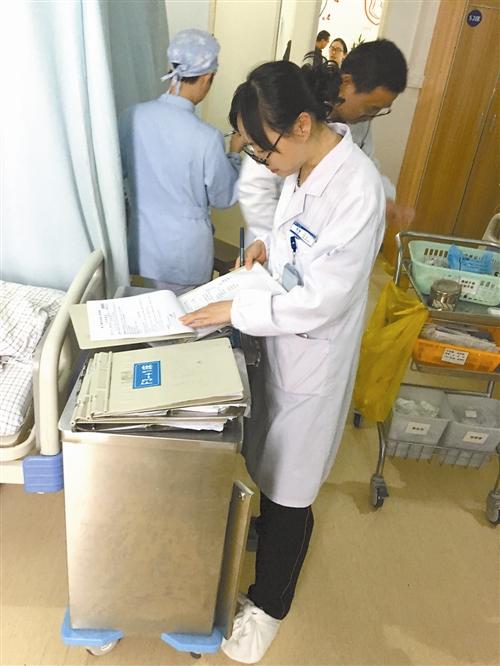 感动 台州带伤女医生单脚跳查病房照片刷爆朋友圈 