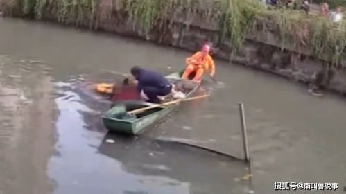 不爽被救 浙江落水女上岸后,一脚 反踹民警下水