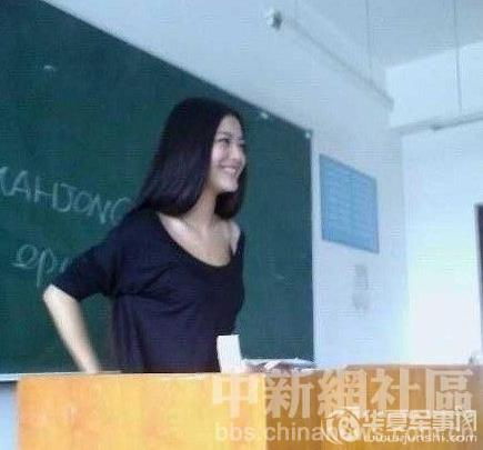 ：在校长办公室，色狼校长潜规则了所有女老师