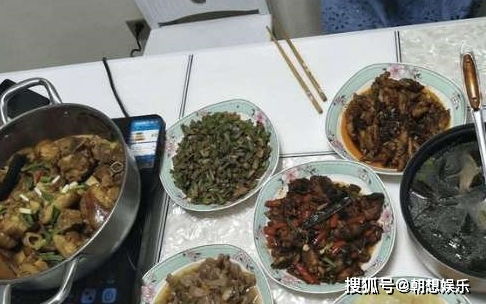 同事搬新家请客吃饭,份子钱收了近千元,却让我们吃这些菜,尴尬