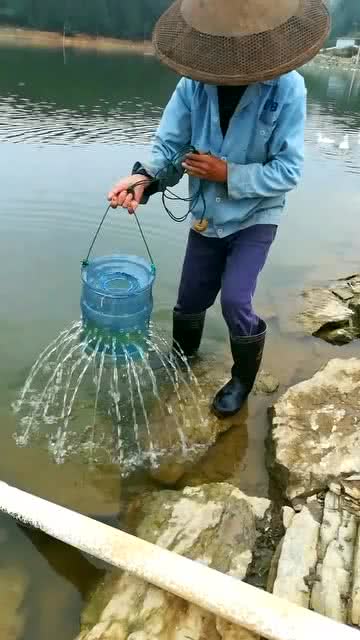 自己动手做的抓鱼神器,猜猜有没有抓到鱼 