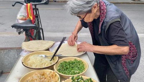 陕西85岁的煎饼奶奶,摆摊15年 做点自己喜欢的事,自己高兴,孩子们也放心 顾客 