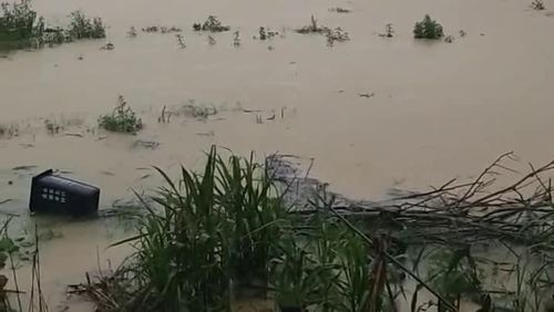 广西遭暴雨袭击,大雨都把民众的家淹没了,看着就心疼 