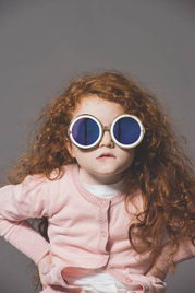 萌趣小朋友演绎Karen Walker最新眼镜广告高清图片 